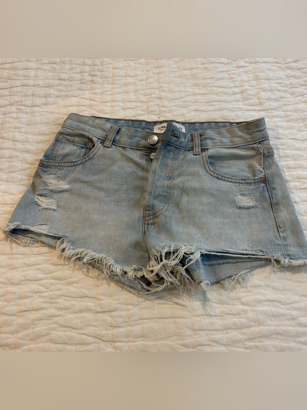 Pull&Bear Light Wash Distressed Denim Cutoff High Rise Shorts  size 4
Daisy Duke